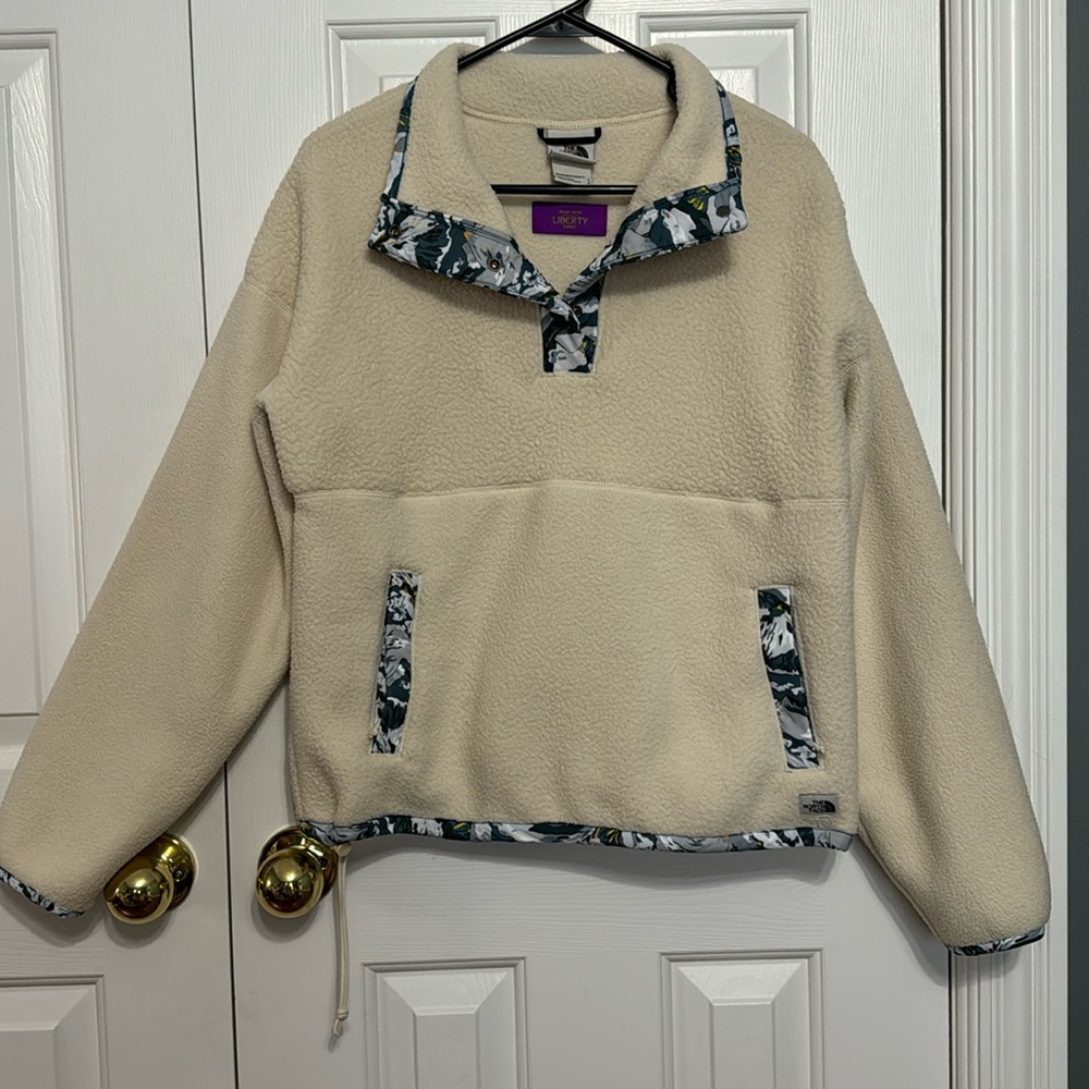 Women’s North Face fleece pullover